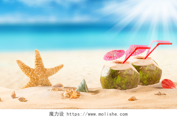 蓝色天空下沙滩上的椰子汁热带海滩上的夏季椰子鸡尾酒.
